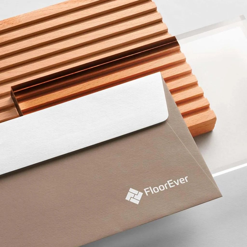 Envelope com a marca FloorEver aplicada