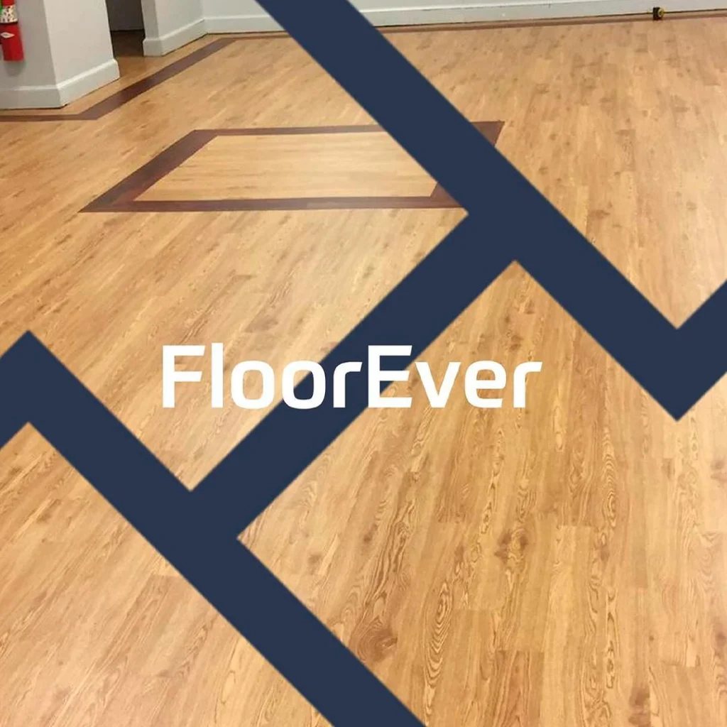 Post da FloorEver com piso de madeira e a marca aplicada