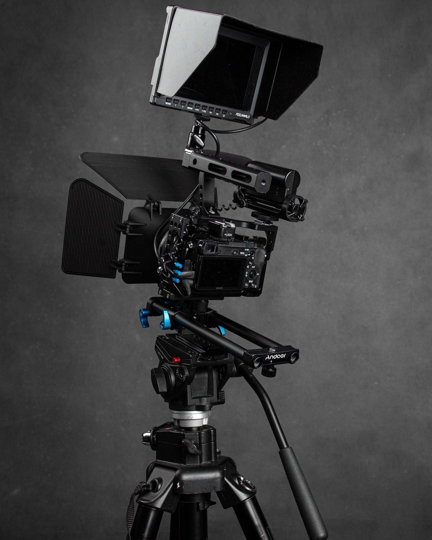 Câmera Sony em rig completo sobre tripé, com monitor externo e matte box