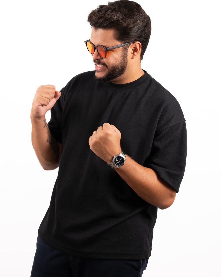 Retrato de estúdio de um homem comemorando com os punhos erguidos