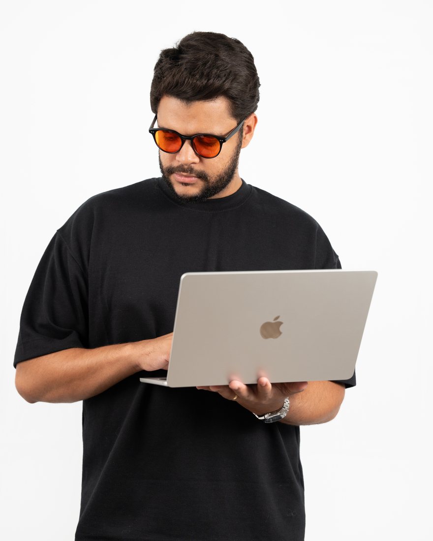 Retrato de estúdio de um homem digitando em um notebook